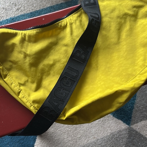 Yellow medium crescent Baggu crossbody bag - Picture 2 of 5